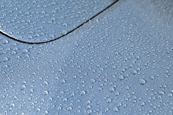 撥水している車輌表面
